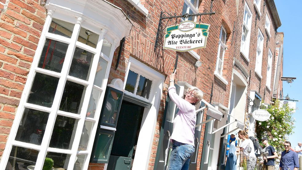Poppingas Alte Bäckerei liegt direkt am Hafen, mitten im Zentrum von Greetsiel.