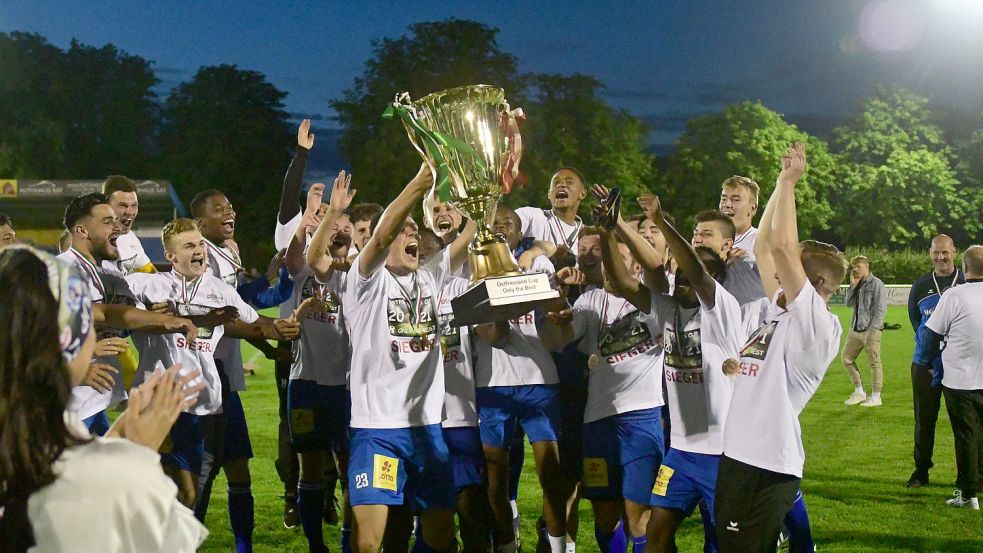 Durch den Sieg im Ostfriesland-Cup im August 2021 darf Kickers Emden nun gegen Rot-Weiss Essen spielen. Foto: Archiv/Damm