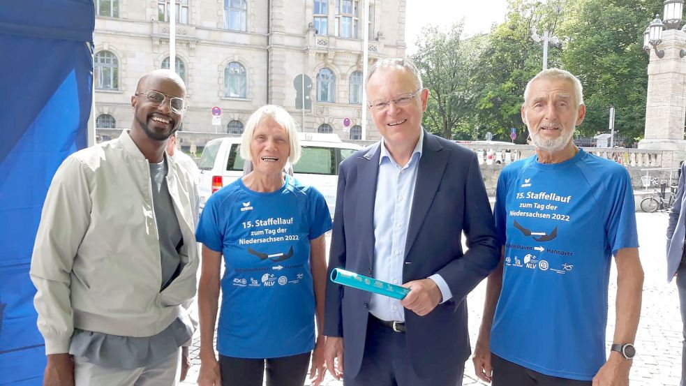 Dietrich (rechts) und Hilde Steinke (Zweite von links) wurden nach dem Staffellauf in Hannover gebührend in Empfang genommen – unter anderem von NDR-Moderator Yared Dibaba (links) und Ministerpräsident Stephan Weil (Zweiter von rechts). Foto: Privat