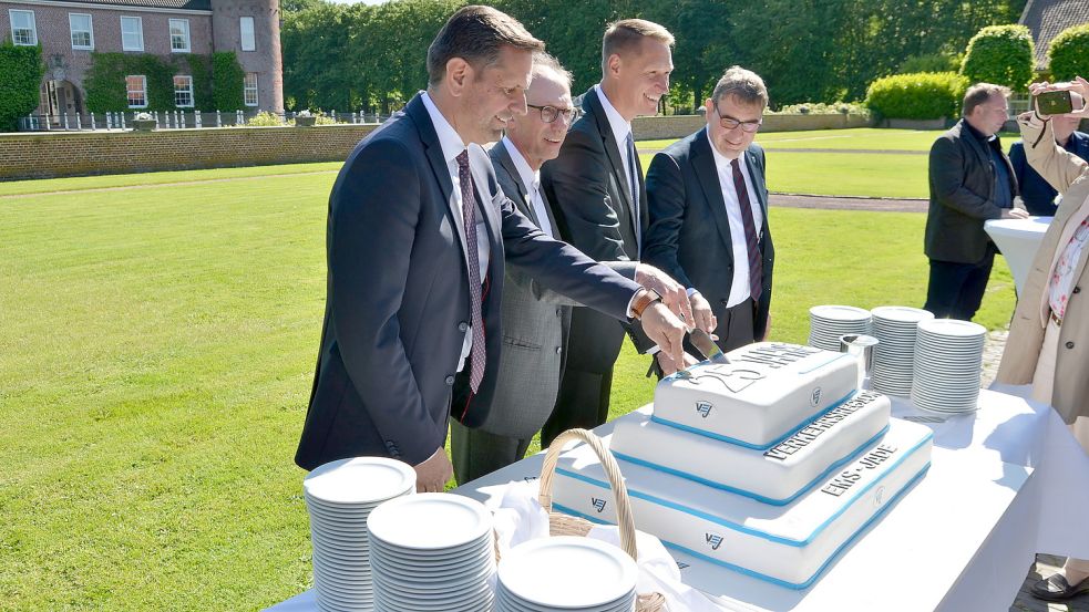 Kuchen zur Feier des Tages: Olaf Lies (von links), Tilli Rachner, Holger Heymann und Sven Ambrosy (stellvertretender Vorsitzender der VEJ-Gesellschafterversammlung) schnitten ihn an. Fotos: Hillebrand