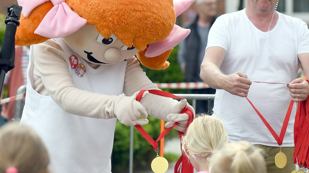 Maskottchen Didi half bei der Siegerehrung der Kleinen mit.