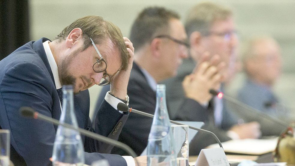 Tim Kruithoff runzelt während einer Ratssitzung die Stirn. Der Vorstoß der Fraktionen ist auch an den Emder Oberbürgermeister gerichtet. Foto: J. Doden