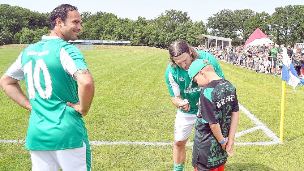 Alexander Nouri (von links) und Torsten Frings waren gefragte Stars in Timmel. Foto: Ubben