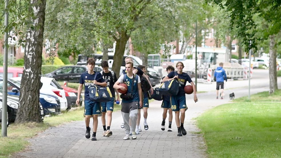 Überall schlenderten Basketballmannschaften durch die Leeraner Innenstadt.