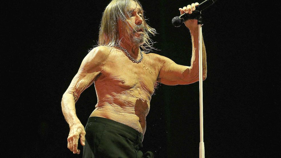 Iggy Pop (hier bei einem Konzert in Frankreich) zeigt sich auch mit 75 noch gern mit nacktem Oberkörper. Foto: FRANCOIS NASCIMBENI