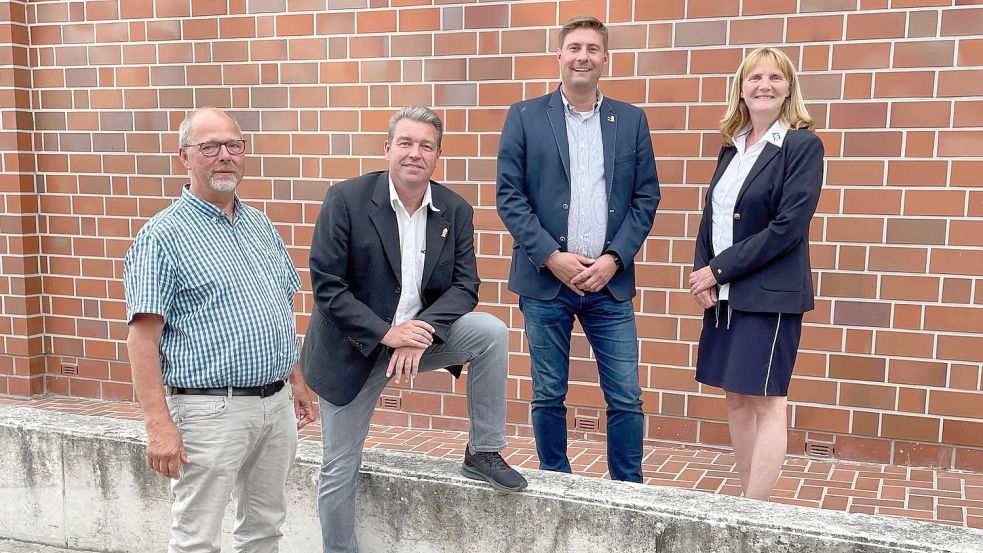 Benjamin Buserath (Zweiter von rechts) startet am 1. August bei der Touristik-GmbH in der Krummhörn. Garrelt Agena (von links), stellvertretender Vorsitzender des Aufsichtsrates, Prokurist Heinrich Heinenberg und Bürgermeisterin Hilke Looden freuen sich auf die Zusammenarbeit.