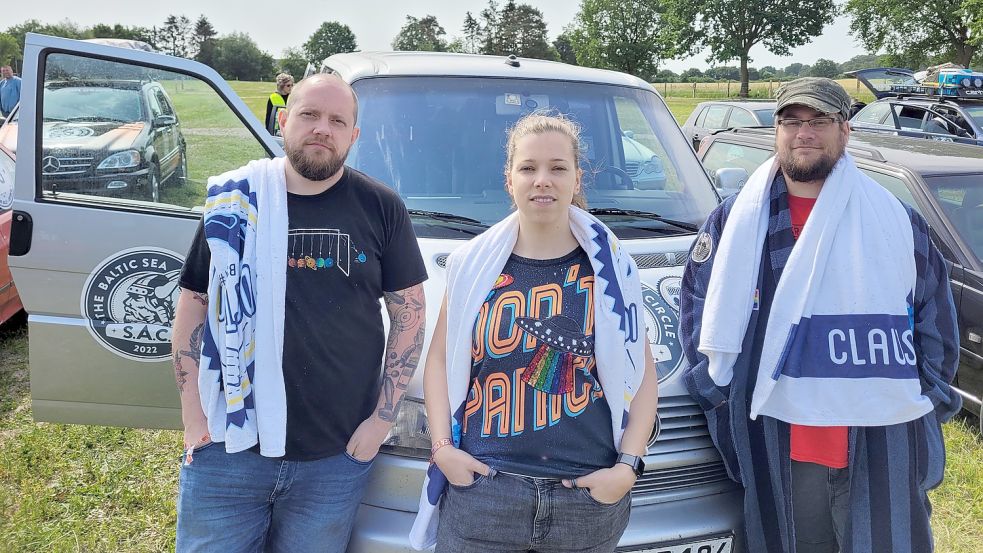 Reinhard Remfort (von links), Sontka Romaneessen und Claus Hock starten bei der Ralley um die Ostsee. Foto: Hock