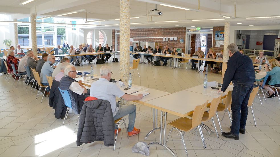 Der Rat kam am Dienstag in der Mensa der IGS in Pewsum zusammen. Foto: Hillebrand
