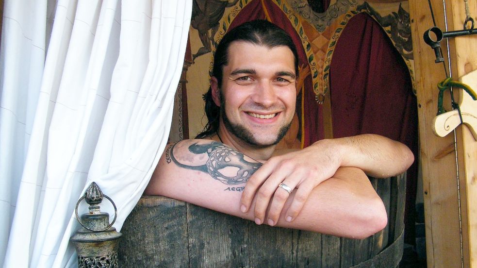 Sandro Cotterli aus Stickhausen hat schon viele Mittelaltermärkte besucht. Hier sitzt er in einem Waschzuber. Foto: privat