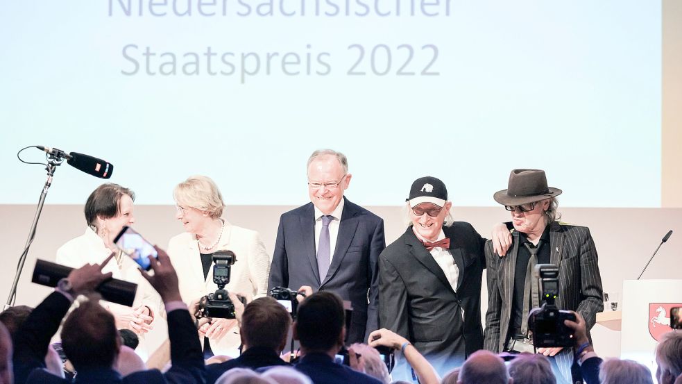 Otto Waalkes (Zweiter von rechts) und Eske Nannen (Zweite von links) bekamen den Niedersächsischen Staatspreis von Ministerpräsident Stephan Weil (Mitte) überreicht. Foto: Michael Matthey/dpa