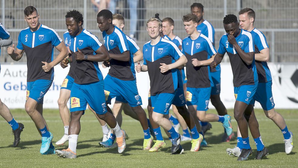 Zu den altbekannten Kickers-Spielern gesellten sich beim ersten Training der Regionalliga-Saison 2022/23 auch Neuzugange und Testspieler dazu. Fotos: Jens Doden