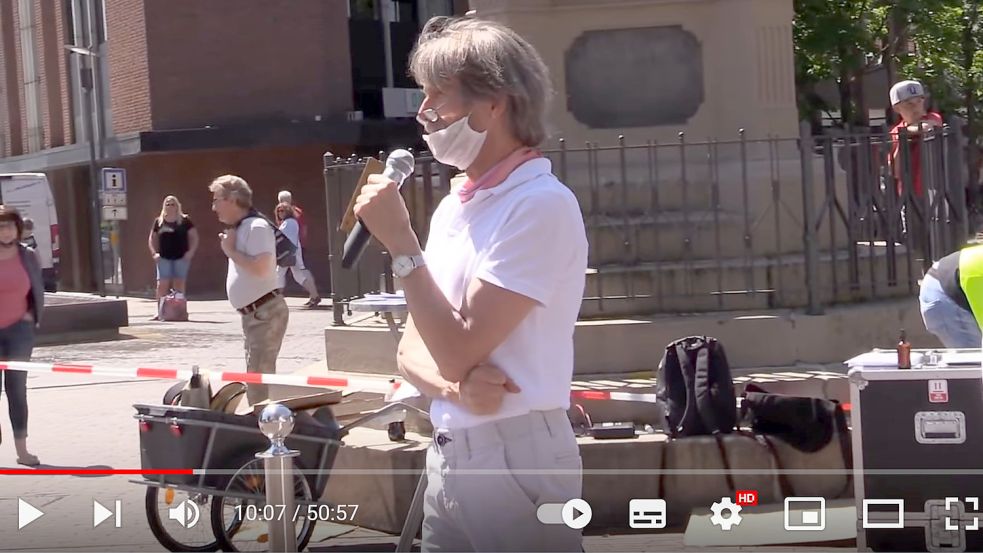 Der ostfriesische Arzt Dr. Manfred Dittmar bei einer Demonstration in Leer mit tief hängender OP-Maske – seine Rede zur Corona-Thematik wurde auf dem Video-Portal „Youtube“ veröffentlicht. Screenshot: Redaktion