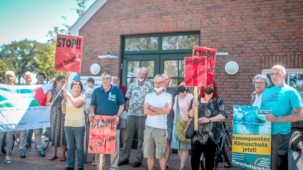Rund 20 Gegner des Torfabbaus kamen drei Stunden nach Beginn der Erörterungen am Dorfgemeinschaftshaus in Wiesederfehn zusammen. Foto: Cordsen