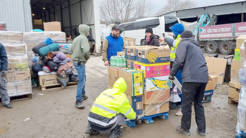 Ein ukrainischer Spediteur lädt die Spenden aus Ihlow an der Grenze bei Żurawica mit Helfern auf seine Fahrzeuge. Polnische Fahrer bringen sie zu einem Umschlagpunkt in der Ukraine. Foto: Gebers
