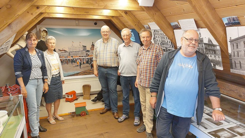 Haben eine neue Ausstellung am Start: die Heimatfreunde Gertrud Akkermann-Burmeister (von links), Gesine Elter, Markus Stanggassinger, Jan Schneeberg, Joachim Bakker und Tjard Steemann. Foto: Ferber
