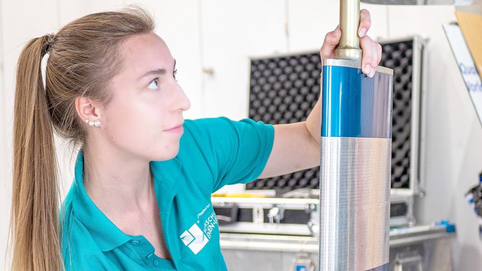 Laura Napiorkowski arbeitet an einem Solarboot. Das Bild entstand 2022. Foto: Privat