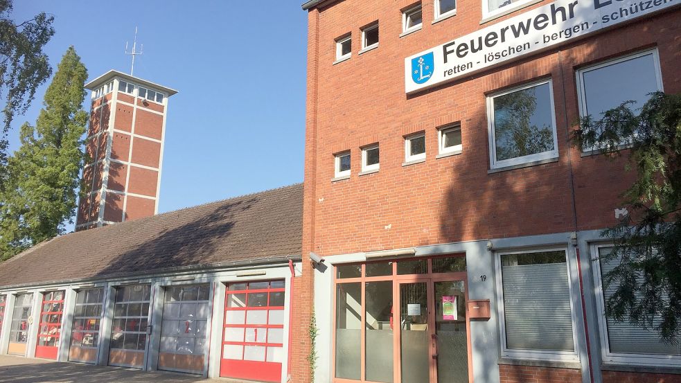 Das jetzige Domizil der Ortsfeuerwehr Leer wird neu gebaut. Womöglich bedeutet das auch, dass die Wehr von der Nesse wegzieht. Foto: Mielcarek