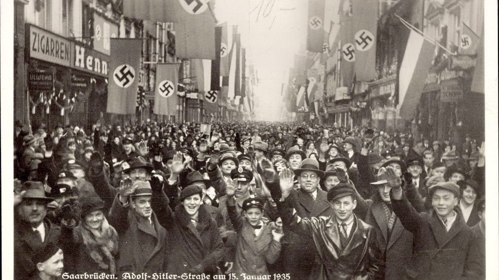 Die Adolf-Hitler-Straße in Saarbrücken am 15. Januar 1935: Eine Menschenmenge huldigt dem „Führer“. Auch in Norddeutschland gab und gibt es Straßen, die nach Nazis benannt wurden. (Symbol- und Archivbild) Foto: imago images/Arkivi