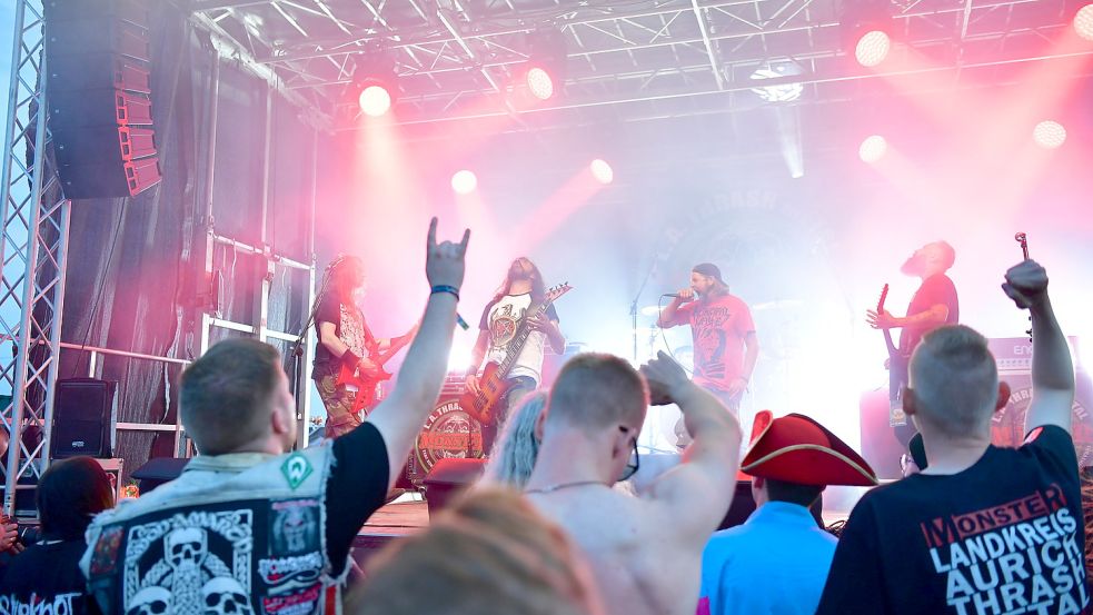 Am Freitag und Samstag spielten auf zwei Bühnen insgesamt 22 Bands vor Publikum. Nachdem das „Let-the-bad-times-roll-“Festival vor einem Jahr nur unter Auflagen stattfinden konnte und im Jahr davor ausfallen musste, war die Stimmung diesmal umso ausgelassener. Fotos: Wagenaar