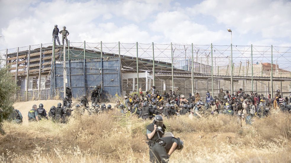 Streng bewacht und doch eine Schwachstelle: Immer wieder gelingt es Migranten bei der spanischen Exklave Melilla von Marokko aus in die EU zu kommen. Foto: picture alliance/dpa/AP