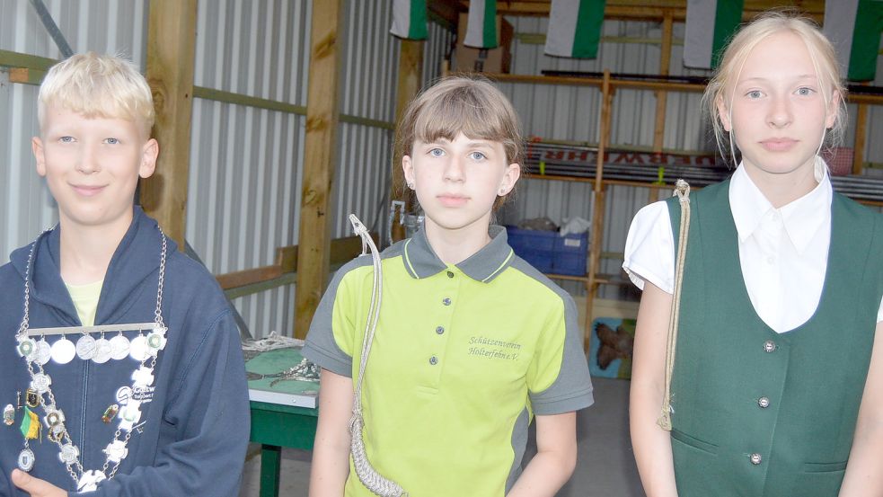 Der Jugendkönigsthron: (von links) Jugendkönig Devin Stomberg, Laura Troitzschel und Hanna Lühring.
