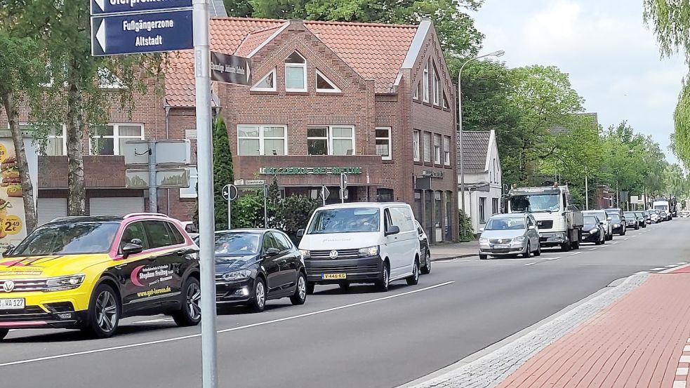 In der Ubbo-Emmius-Straße kam es in der vergangenen Woche nahezu durchgehend zu Staus. Foto: Wolters