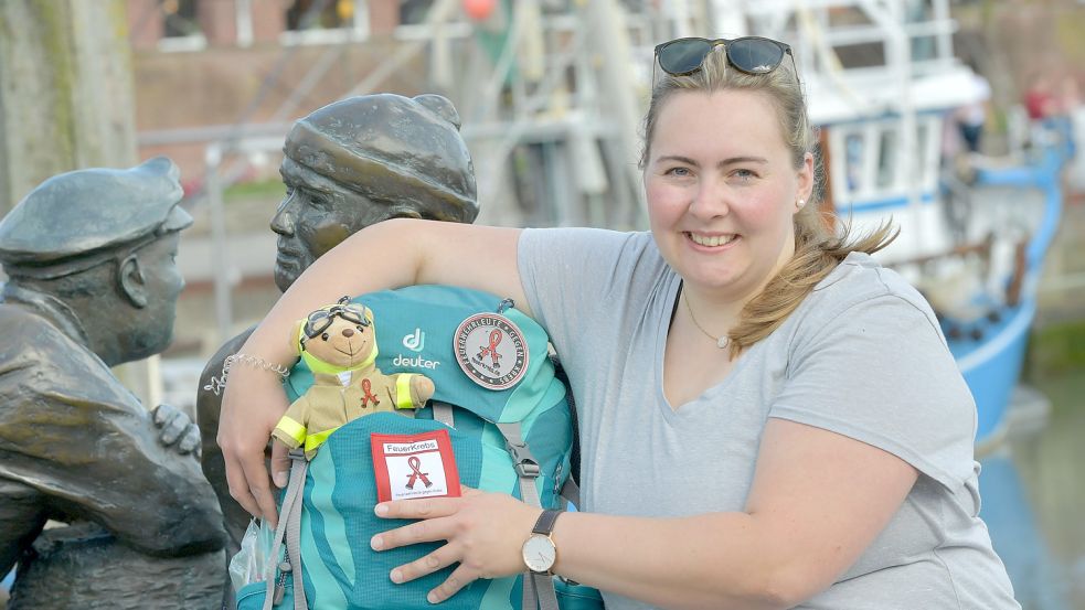 Jaqueline Lubina ist mit Teddy auf Reisen. Der kommt von der Organisation „FeuerKrebs“, auf deren wirken sie mit ihrer Wanderung hinweisen möchte. Foto: Ortgies