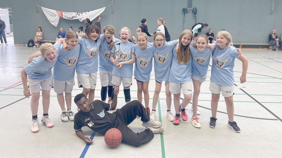 Mit seinen U12-Mädchen feierte Macklly Stein jüngst den Sieg beim großen Turnier in Leer. Fotos: Meiborg