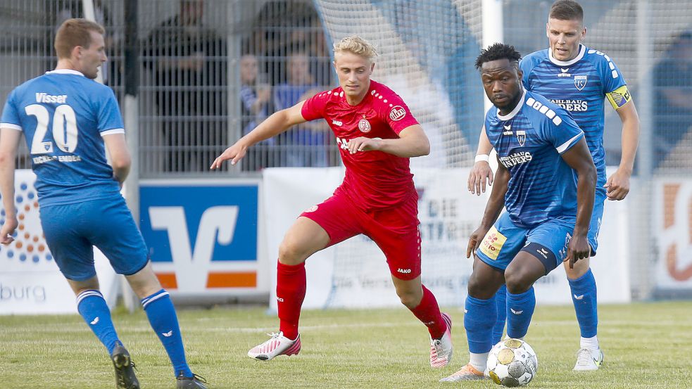 Im Supercup des Ostfrieslandcups traf Kickers Emden mit RW Essen (0:5) schon mal auf einen Drittligisten. Auch im Niedersachsen-Pokal liegen drei Drittligisten im Lostopf. Foto: Doden