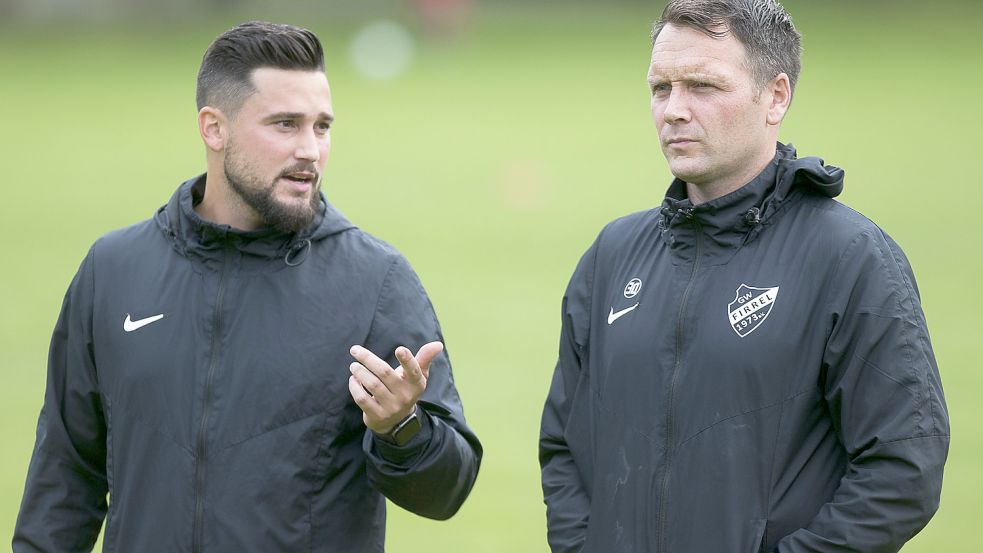 Daniel Franziskus (links) trainierte in Ostfriesland schon GW Firrel zusammen mit Bernd Grotlüschen. Zuletzt war Franziskus in Lübeck tätig. Foto: Doden