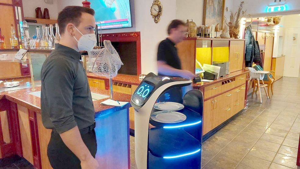 Der Kellner-Roboter kann seinen menschlichen „Kollegen“ beim Servieren unterstützen. Foto: Archiv