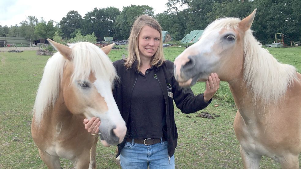 Lena Gorek-Heselmeyer aus Schatteburg ist Sozialpädagogin und Reittherapeutin. Zu ihren wichtigsten Mitarbeiterinnen gehören die Haflinger Dorle und Dörte. Foto: Schneider-Berents
