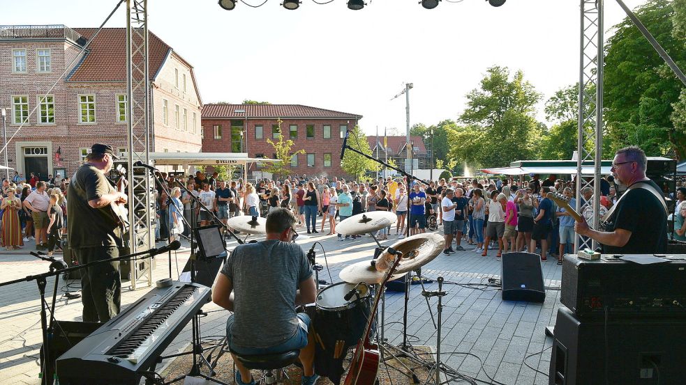Auch die Konzertreihe „Before Sunset“ gehörte offiziell zum Festprogramm in der Krummhörn. Hier ist die Gruppe „Still Recall“ zu sehen, die am 23. Juni auf dem Marktplatz in Pewsum aufgetreten ist. An diesem Donnerstagabend tritt „Sonic & Smoke“ auf. Beginn ist um 18 Uhr. Der Eintritt ist frei. Foto: Wagenaar