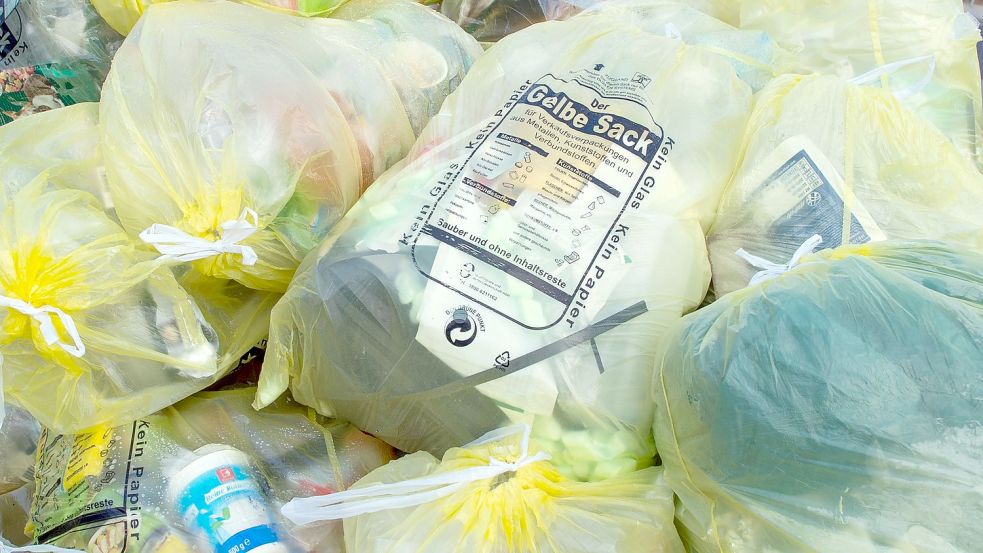 Auf dem Wittmunder Festland soll der gelbe Sack ab 2024 ausgedient haben. Foto: DPA/Archiv