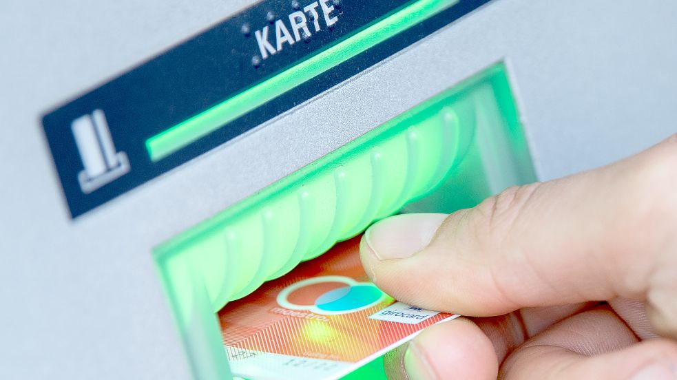 In Bremen sind zuletzt vermehrt Fälle von manipulierten Bankautomaten bekanntgeworden. Die Polizei warnt. Foto: Fabian Sommer / dpa