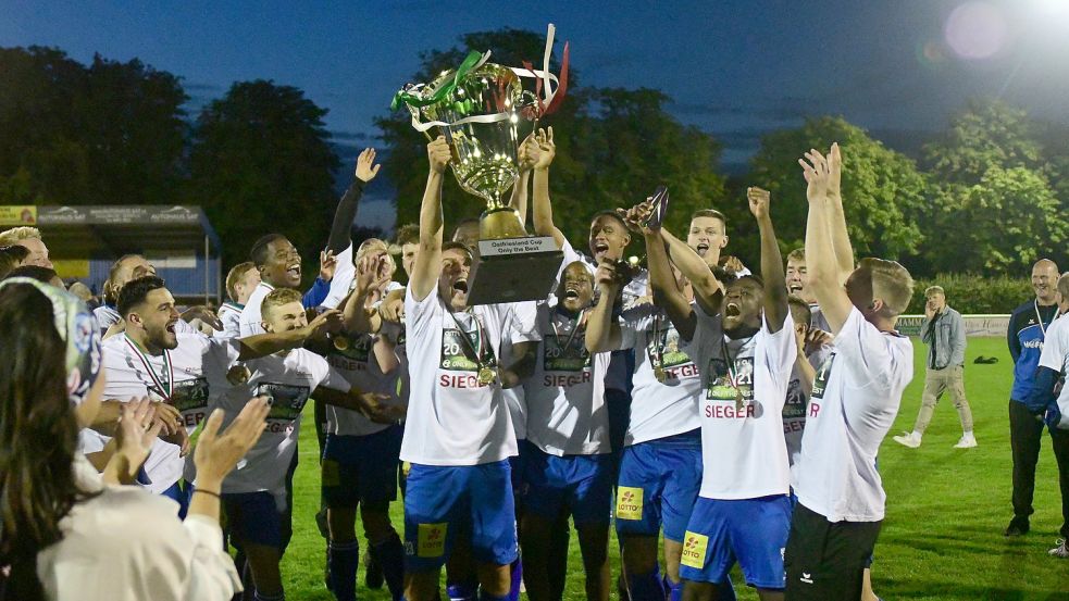 Vor einem Jahr reckte der BSV Kickers Emden den Siegerpokal des Ostfrieslandcups in die Höhe. Foto: Damm