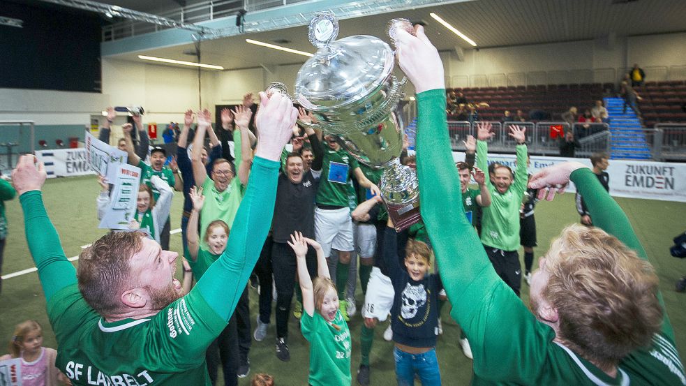 Wer reckt am Sonnabend den Siegerpokal in den Emder Stadthimmel? 2019 jubelte das Team der Sportfreunde Larrelt über den Sieg. Archivfoto: Doden