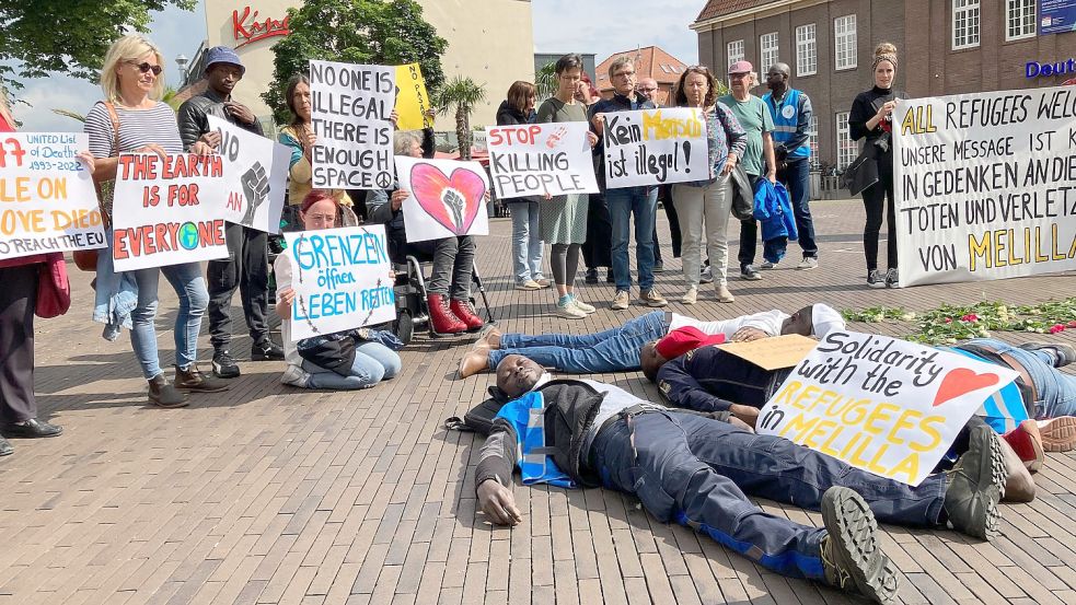 Einige der Demoteilnehmer legten sich auf den Boden. Sie wollten so den Tod der Flüchtlinge, deren Traum ein Leben in Europa war, nachstellen. Foto: Kierstein