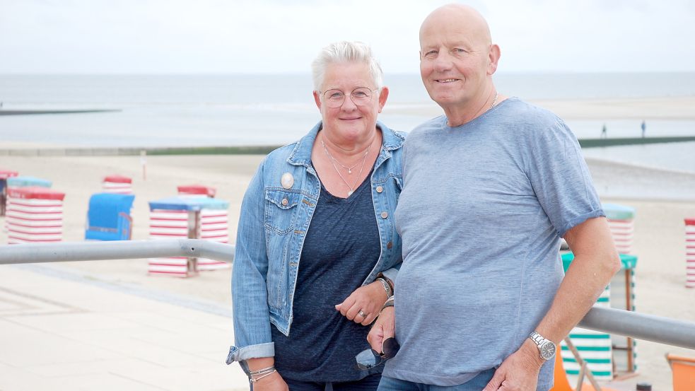 Andrea Huizenga und Henk Tabak sind begeisterte Borkum-Urlauber. Dass sie so gut Deutsch sprechen, liegt unter anderem daran, dass sie gerne deutsches Fernsehen schauen – vor allem den ZDF-„Bergdoktor“. Foto: Ferber