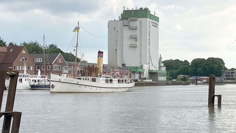 Das Gebäude von Agravis gehört zu den markantesten im Leeraner Hafen. Foto: Kierstein