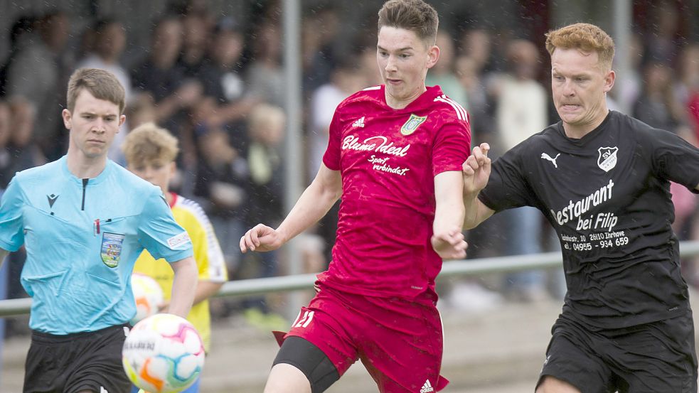 Pewsums Derk Schoneboom (links) im Zweikampf mit Tobias Schlink. Foto: Doden/Emden