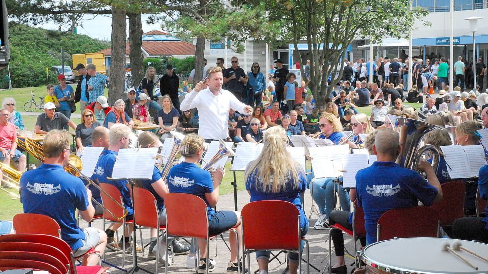 Hier in Aktion vor der Kulturinsel: die Brassband Wirdum. Foto: Ferber