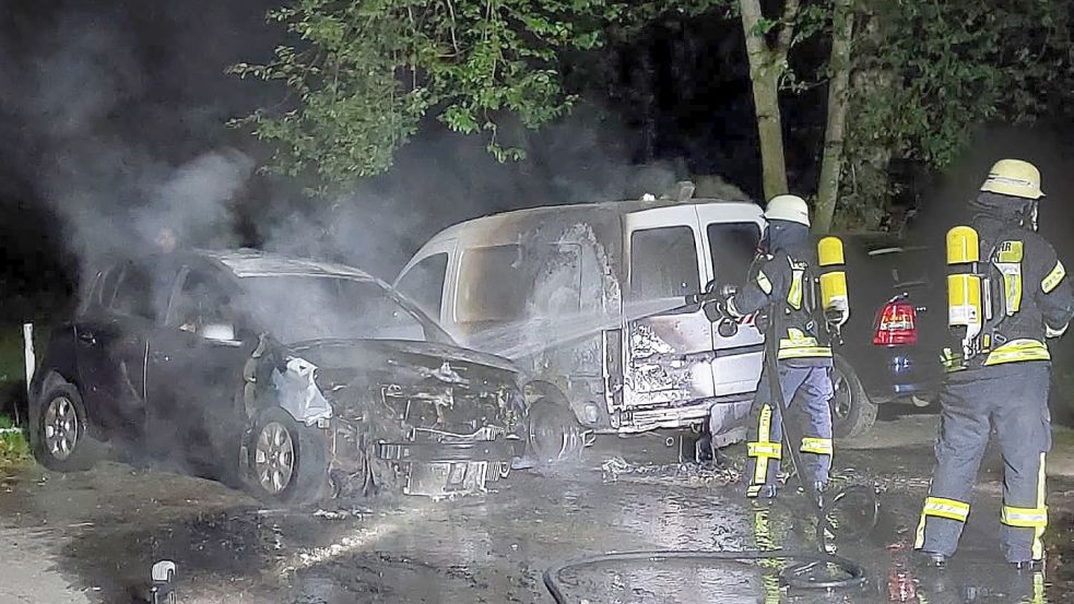 Der Wagen wurde durch das Feuer stark beschädigt. Fotos: T. Neemann/U. Bents