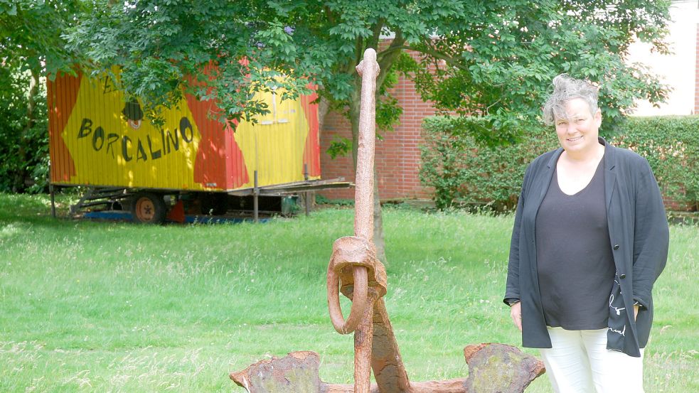 Noch fristet der Zirkuswagen von „Borcalino“ ein Schattendasein. Aber am Sonntag heißt es wieder: Manege frei!“. Das freut nicht nur Pastorin Margrit Tuente. Foto: Ferber