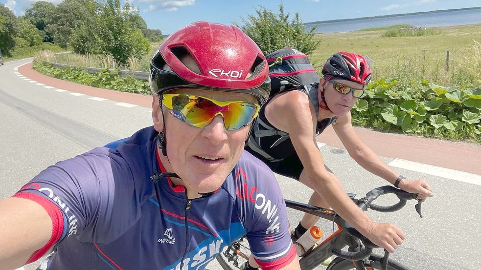 Rainer Reimers (vorne) und Heinz Mouson legten auf der Hintour 500 Kilometer bei Hitze und ordentlichem Gegenwind zurück. Fotos: Privat