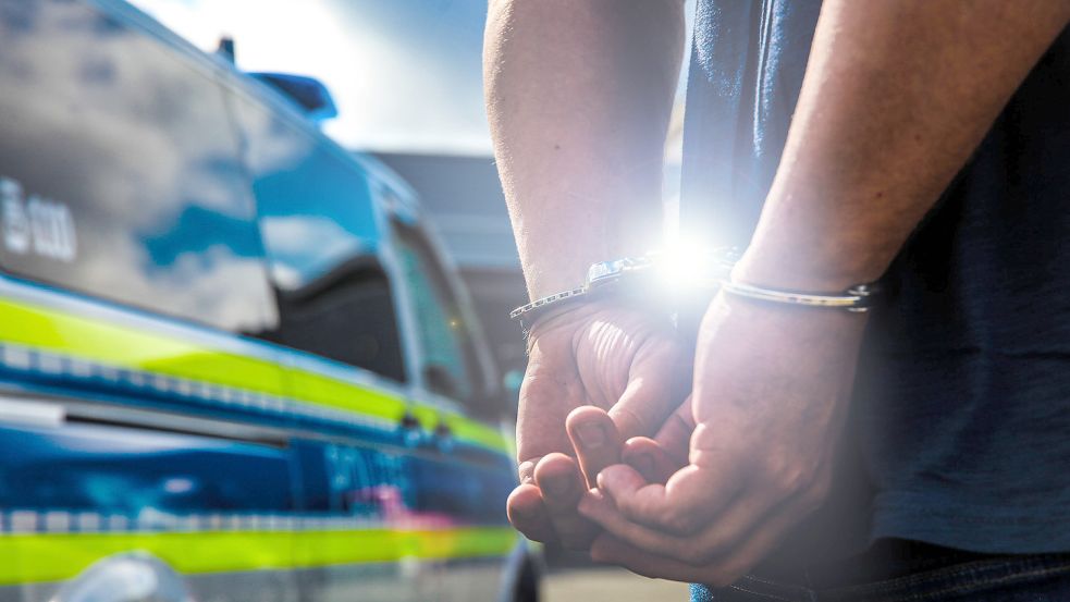 Ein 24 Jahre alter Drogendealer hat in Bremen Polizisten attackiert, als diese ihn festnehmen wollten. (Symbolfoto) Foto: imago images / Fotostand