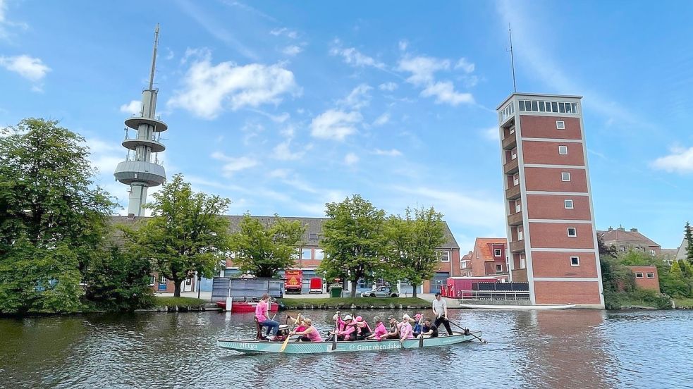 1A-Lage: Das Grundstück der Hauptberuflichen Wachbereitschaft in Emden liegt zentral und direkt am Delft. Dahinter ragt der Funkturm vom nahe gelegenen Telekom-Gelände in Groß-Faldern auf. Foto: Päschel