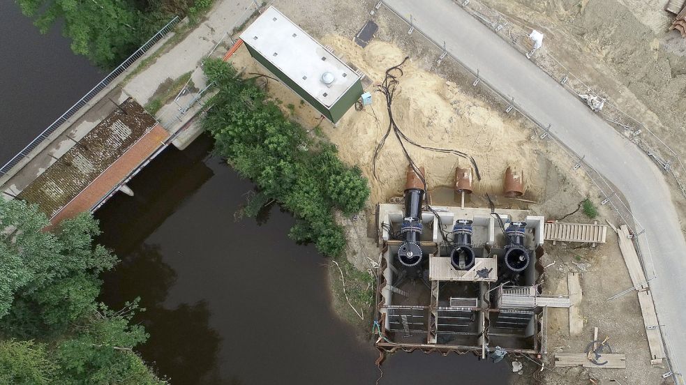 Unten rechts in diesem Bild ist das Notschöpfwerk an der Hadelner Kanalschleuse zu sehen. Es könnte das Grundmodell für einige weitere Schöpfwerke an der Küste werden. Luftfoto: NLWKN