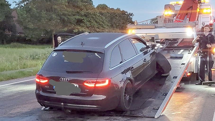 Der Wagen des 24-jährigen Aurichers wurde abgeschleppt. Foto: Gerd Wilts/Feuerwehr