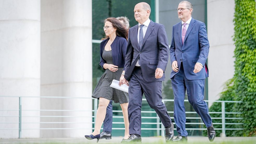 Konzertierte Aktion im Kanzleramt: Olaf Scholz (SPD) hatte unter anderem die DGB-Vorsitzende Yasmin Fahimi (links) und Arbeitgeberpräsident Rainer Dulger zu Gast. Foto: Kay Nietfeld/dpa